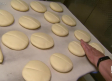 Silvia y Nahiara elaboran el pan sobado, el pan de los moteños