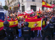 Tensión en la Puerta del Sol entre acampados y manifestantes con banderas de España