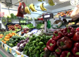 Ante la carestía de las frutas y verduras, mucha gente compra por unidades