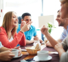 La OCU alerta de prácticas abusivas en las reservas de comidas de empresa y cenas de amigos