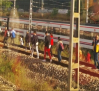 Pasajeros del Cercanías de Guadalajara se bajan de un tren para llegar a Atocha a pie