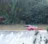 Una riada en Alcalá del Júcar (Albacete) arrastra numerosos coches hasta el río