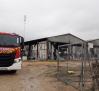 Bomberos de La Roda trabajan para extinguir el fuego en una nave de gallinas