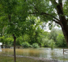 Escalona pide precaución y no acercarse al río Alberche, crecido por el desembalse del Burguillo