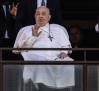 El Papa reaparece y saluda desde el hospital antes de regresar al Vaticano