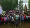 Encuentro de en el río de los patronos de Villamayor y Tirteafuera en la romería del 1 de mayo