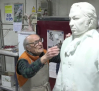 Últimos retoques de Antonio López a la escultura de Goya