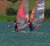 Un embalse de Alarcón, a rebosar de agua, acoge una competición de windsurf y kitesurf