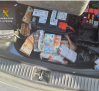 La Guardia Civil interviene en un control de tráfico unos 134.000 euros ocultos en el maletero de un coche