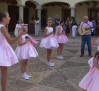Las danzantas de Mota del Cuervo se enfrentan con ritmo y color