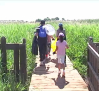Decenas de voluntarios recogen los residuos en el entorno de as Lagunas de Villafranca
