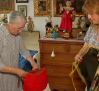 En Lagartera abren sus arcas para preparar la celebración del Corpus