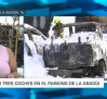 Arden tres coches en un parking de Toledo