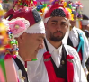 Los Pecados y Danzantes recorren las calles de Camuñas en la festividad del Corpus Christi