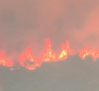 Mejora la situación del incendio declarado ayer en una zona boscosa de la sierra de Gredos