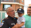 Emotivo encuentro entre el policía y el bebé al que auxilió tras quedar inconsciente por una caída