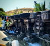 Un tráiler vuelca en la A-2 y provoca un derrame de combustible