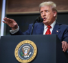 Trump amenaza con un arancel del 35 % a la UE si no invierte 600.000 millones de euros en EE.UU