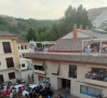 Susto en el encierro de toros de Alcalá del Júcar cuando un novillo ha roto la valla