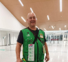 Un vendedor de la Once entrega un cupón con un premio de un millón de euros en Toledo