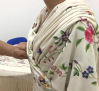 Las bargueñas comienzan a probarse el tradicional mantón de manila que llevan en la procesión del Cristo de la Sala