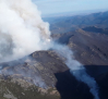 Evacúan a varios bomberos forestales del incendio de Peñalba de la Sierra por posible intoxicación de humo