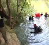Cuatro buzos rastrean el fondo del río Júcar en Cuenca para sacar la basura