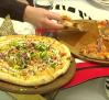 Una conocida pizzería esconde lingotes de oro sorpresa en sus pizzas
