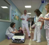 Un coche infantil sustituirá a las camillas o a las sillas de ruedas para los niños ingresados en el hospital de Talavera