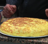 La tortilla de patatas, con cebolla