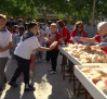 Reparto de panecillos en Puertollano para celebrar el Santo Voto