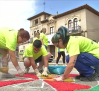 Los Navalmorales se llena de color con las tradicionales alfombras de serrín del Corpus Christi