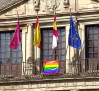 La bandera LGTBI cuelga ya de la fachada del Ayuntamiento de Toledo