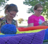 Un grupo de mujeres de Cazalegas teje una bandera arcoíris para el segundo Orgullo de Pueblo
