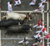CMM se viste de blanco y se pone el pañuelo rojo para acercar la emoción de los encierros de San Fermín