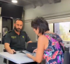 La Guardia Civil abre una oficina en la urbanización El Pinar para los afectados por el incendio de Almorox