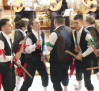 Los danzantes de La Huerce traen la alegría al pueblo tras los desalojos vividos por el incendio