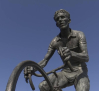 Una placa junto a la estatua de Bahamontes recuerda al ciclista a los tres años de su muerte