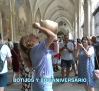 Los toledanos celebran el día de la Virgen del Sagrario bebiendo agua en los botijos de la Catedral