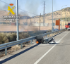 La guardia civil salva la vida a un motorista en llamas y evita un incendio forestal