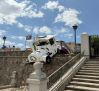 El tren turístico de Toledo se estrella en el Corralillo de San Miguel