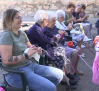 Las vecinas de Mazarambroz adornan de nuevo sus calles y plazas con piezas de ganchillo