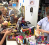 Tiendas solidarias para apoyar a niños con piel de mariposa