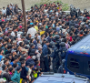 Tensión en Ceuta durante el traslado de más de 4.000 migrantes a un centro con 1.800 plazas