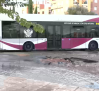 El reventón de una tubería provoca cortes y el desvío de líneas de autobús en el polígono de Toledo