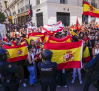 Tensión en la Puerta del Sol entre acampados y manifestantes con banderas de España