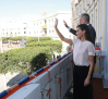 Miles de personas reciben entre aplausos, vítores y banderas a Felipe VI y Letizia en su histórico viaje a Melilla