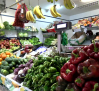 Ante la carestía de las frutas y verduras, mucha gente compra por unidades