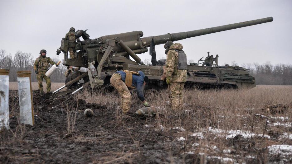 Militares ucranianos disparan en direción a Bajmut,en el este del país
MADELEINE KELLY / ZUMA PRESS / CONTACTOPHOTO