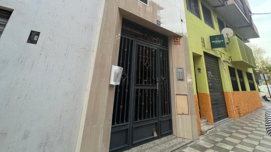 Portal 55 de la calle Obispo Tagaste de Albacete donde un hombre de 41 años ha resultado herido tras recibir un disparo en el abdomen